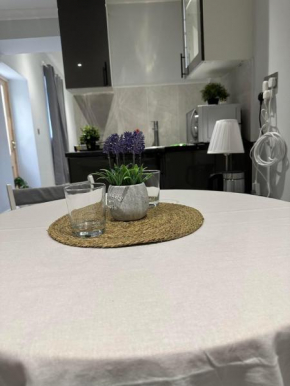 Charming 1-Bed Apartment in London 8